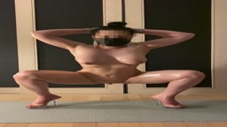 チン媚ガニ股ポーズ