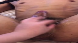 射精中の敏感な亀頭を手コキし続ける