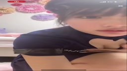 ライブ　胸隠してパンツ隠さず　