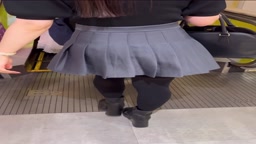 黒ニーハイ　ミニスカ　ローアングル