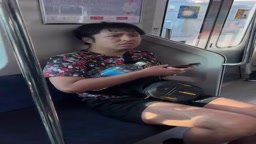 (閲覧注意)電車でのキック暴行(逆再生)