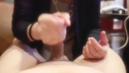 【個人撮影】フェラで射精したチ〇ポを自ら挿入する人妻