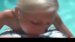 Deutscher Amateur-Paar hat Spaß am Pool