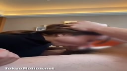 お隣人妻の頭を押さえつけ