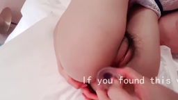 小さな女の子の白いストッキングとのアナルセックスのコントラスト、内部への射精のクローズアップ。