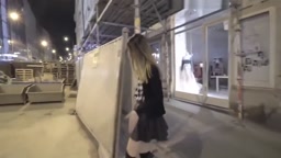 あなたと美しい女の子は夜のパリを歩いています