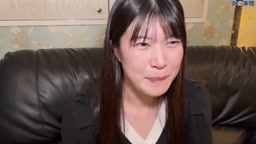 私はオチンポの匂いを嗅ぐのが大好きです…【初撮影】本性は素チンより巨根の方が気持ち良くてすぐに逝っちゃいます。巨根に驚愕！舐め比べ挿れ比べ絶対に後悔無しの逸材素人