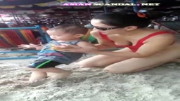 タイ人の母親がビキニ姿で息子と