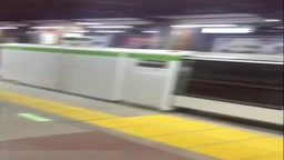 通勤中に露出しちゃうOL②