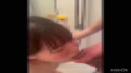 お風呂場で催して便女の口内へ放尿