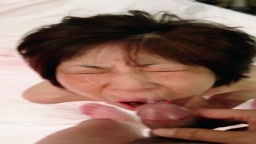 ベッドで顔面放尿