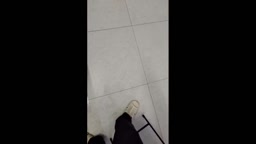 我妹妹感冒了，所以我照顾她