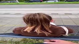 海外 背後から小便ぶっかけ