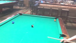 胸元ユルユルでビリヤード乳首ポロリ