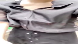 住宅エリアの階下で小道具を露出させた自慰行為