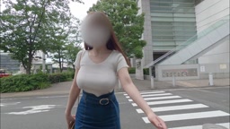 巨乳の美女がブラジャーをつけずに外出する