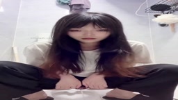 cute chi girl pee in toilet