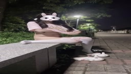 夜の公園で自慰行為をするアジア人の雌犬