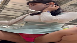 ブラジャーを着けずに外出する美人