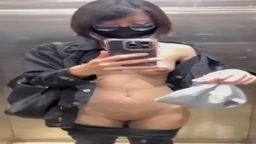 エレベーターで裸になるアジア人ビッチ