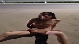 アジアの道端での公共の場でのオナニー