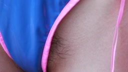 豪快にもじゃもじゃジャングルをはみ出してしまったコスプレイヤー横