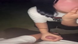 夜の公園でカップルの手コキフェラ