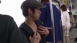 【電車内ち●ん】[電車でさわられた人妻]五十路母 野宮陽子