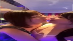 レズ　プール　美女　