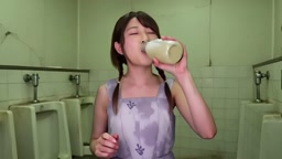 美人秘書の休日は公衆便所で全社員オナニーザーメン入りボトルを味わう2