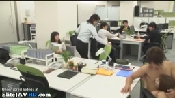 素晴らしいおっぱいを持つ日本の美女が群衆の前で犯される