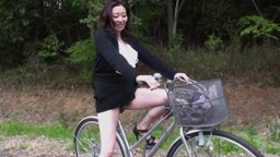 ママチャリ～発情奥様を青姦～