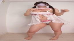 ダンス　はみ出る乳首