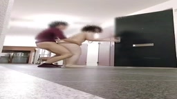 マンション廊下で全裸ハメ