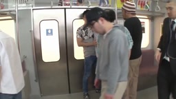 【電車内ち●ん】[電車でさわられた人妻]五十路母 上島美都子