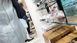 【ナース】休憩中に靴屋でナースサンダルを試着してた女性をローアングルから隠し撮り！