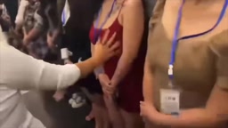 ジョンのインタビューを受けるモデル