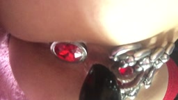 性器にピアスを施すオンナ