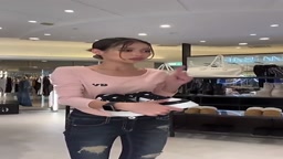 アパレル店員 胸チラ 5