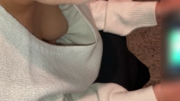 にな【胸チラ動画】ノーブラでゲームに夢中→撮影バレ