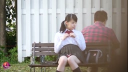 公園のベンチで後ろに人がいるのにオナニー_気づかれる!?_露出女、登場!!3 ～露わになったナイショ事～