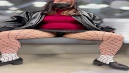 駅のホームでプチ露出