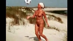 Deutsche Vintage-Nudisten am Strand - Sonnenfreunde 1980