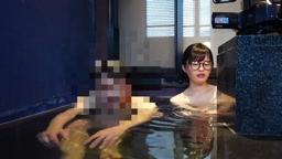 めがねが似合う清楚系20歳の女子大生と温泉旅行。浴衣姿も色気があります。ピンク色の乳輪がこれまた。しゃぶられて興奮して突っ込んだらこれはもう中出ししかないでしょう。