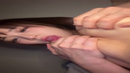 セルフ　乳首舐め