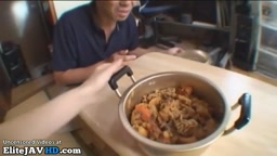 日本の素晴らしい巨乳美女が見知らぬ人を射精させるのを手伝う