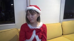 サンタコスの超可愛い美乳の娘に中出し。