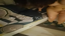 裸の母親が息子の近くで自慰行為をする