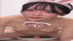 ウサギ耳の女とディルド