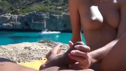 Öffentlicher Anal-Penisritt auf einer Klippe